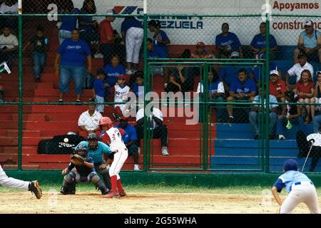 Maracaibo-Zulia-Venezuela-2-9-2007- Un joueur de base-ball de l équipe des enfants de Porto Rico se lance dans la balle lors d un petit match de la ligue des Caraïbes. © JOSÉ Banque D'Images