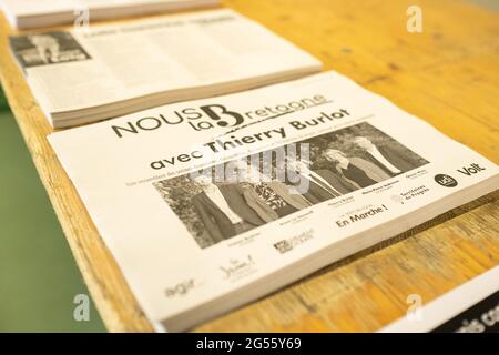 Vote pour les élections régionales et ministérielles. Dinan, Bretagne, France. Banque D'Images