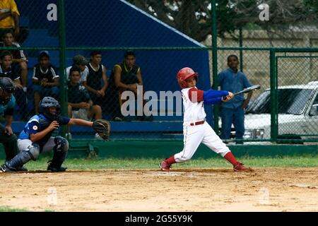 Maracaibo-Zulia-Venezuela-2-9-2007- Un joueur de base-ball de l équipe des enfants de Porto Rico se lance dans la balle lors d un petit match de la ligue des Caraïbes. © JOSÉ Banque D'Images