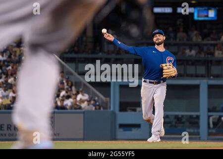 Chicago Cubs troisième bassiste Kris Bryant (17) jette à la première base pour une sortie lors d'un match MLB contre les Los Angeles Dodgers, le jeudi 24 juin 2021 Banque D'Images