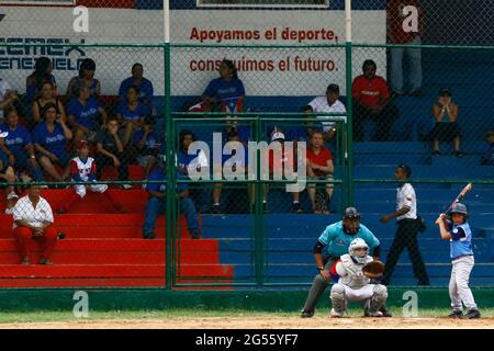 Maracaibo-Zulia-Venezuela-2-9-2007- Un joueur de base-ball enfant de l équipe du Guatemala, attend de nouveau de frapper le ballon lors d un petit match de la ligue des Caraïbes Banque D'Images