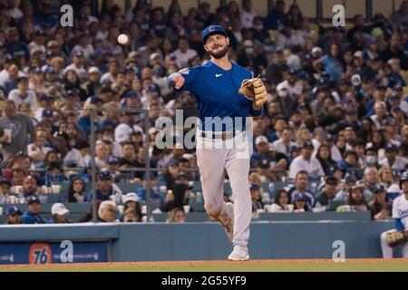 Chicago Cubs troisième bassiste Kris Bryant (17) jette à la première base pour une sortie lors d'un match MLB contre les Los Angeles Dodgers, le jeudi 24 juin 2021 Banque D'Images