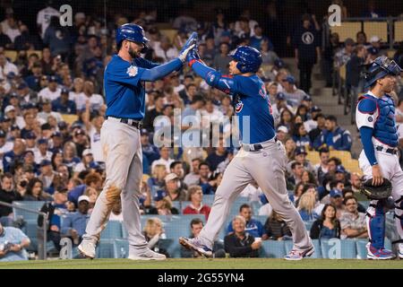 Chicago Cubs le troisième baseman Kris Bryant (17) célèbre avec le attrape Willson Contreras (40) après sa course à domicile lors d'un match MLB contre le Los Angele Banque D'Images