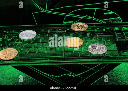 Crypto-monnaies sur fond noir abstrait sur lequel se trouve un clavier et des graphiques verts et des nombres binaires subtilement visibles. Le Banque D'Images