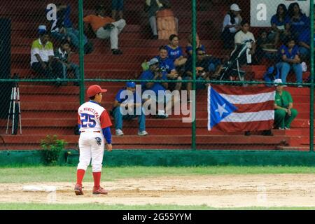 Maracaibo-Zulia-Venezuela-2-9-2007- UN joueur de baseball de l équipe d enfants de Porto Rico attend un match de la petite ligue des Caraïbes contre Banque D'Images