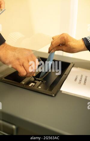 Vote pour les élections régionales et ministérielles. Dinan, Bretagne, France. Banque D'Images