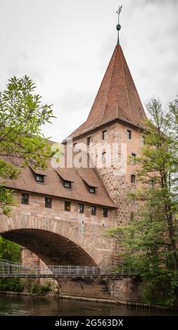 Tour médiévale avec pont sur la rivière dans la vieille ville de Nuremberg, en allemand Banque D'Images