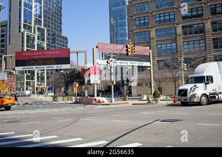 New York, NY, USA - 23 juin 2021 : entrée au Holland tunnel sur Canal Street Banque D'Images