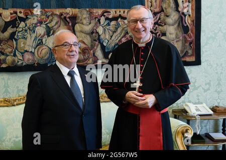 Rome, Italie. 25 juin 2021. 25 juin 29021 : le Cardinal Parolin rencontre son Excellence FRA Marco Luzzago, lieutenant du Grand Maître de l'ordre souverain militaire de Malte, et suit au crédit du Vatican : Agence photo indépendante/Alamy Live News Banque D'Images