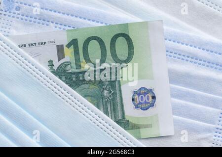 100 000 billets en euros transparence sur les masques médicaux Banque D'Images
