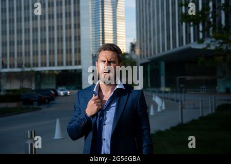 Homme d'affaires surtravaillé. Hurlant, un homme d'affaires furieux devient fou. Mauvaises nouvelles d'affaires. Banque D'Images