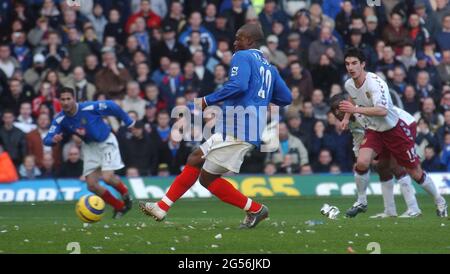 PORTSMOUTH FC, POMPEY,PORTSMOUTH V ASTON VILLA YAKUBU SCORES DE LA ZONE DE PÉNALITÉ PIC MIKE WALKER 2005 Banque D'Images