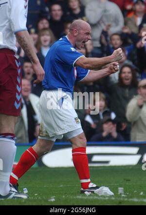 PORTSMOUTH FC, POMPEY, PORTSMOUTH V ASTON VILLA STEVE STONE CÉLÈBRE APRÈS AVOIR ÉTÉ FOUILLÉE POUR LA PÉNALITÉ DE PORTSMOUTH. PIC MIKE WALKER, 2005 Banque D'Images