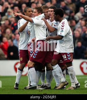 PORTSMOUTH V ASTON VILLA THOMAS HITZLPERGER CÉLÈBRE SON GAGNANT PIC MIKE PTOUR ER2005 Banque D'Images