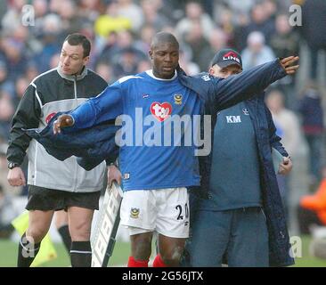 PORTSMOUTH FC, POMPEY,PORTSMOUTH V ASTON VILLA YAKUBU EST REMPLACÉ PAR PIC MIKE WALKER, 2005 Banque D'Images