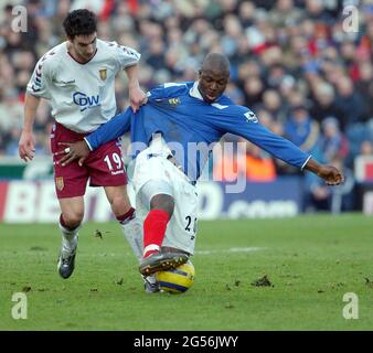 PORTSMOUT6H FC, POMPEY, PORTSMOUTH V ASTON VILLA YAKUBU EST AUX PRISES PAR LIAM RIDGHEWELL PIC MIKE WALKER, 2005 Banque D'Images