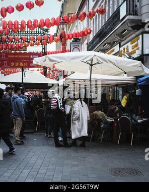 People and Balloons, Chinatown, Londres, Royaume-Uni Banque D'Images