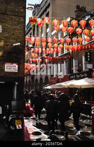 People and Balloons, Chinatown, Londres, Royaume-Uni Banque D'Images