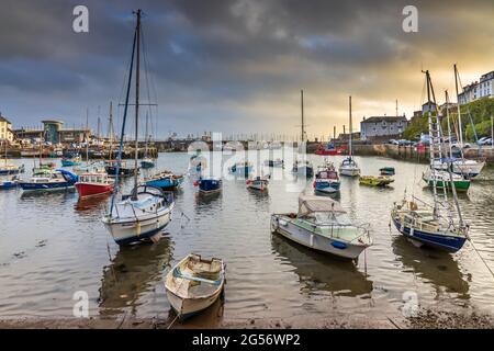 Lever du soleil au port de Brixham dans le sud du Devon. Banque D'Images