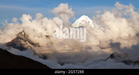 Vue en soirée du Mont Salkantay ou Salcantay au milieu des nuages, vue du sentier de randonnée de Choquequirao, région de Cuzco ou Cusco, région de Machu Picchu, P Banque D'Images