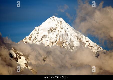 Vue en soirée du Mont Salkantay ou Salcantay au milieu des nuages, vue du sentier de randonnée de Choquequirao, région de Cuzco ou Cusco, région de Machu Picchu, P Banque D'Images