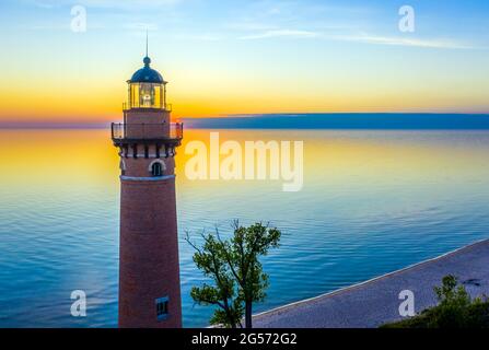 Vue aérienne au coucher du soleil sur le phare de Little sable point, situé sur le lac Michigan, près du parc national de Silver Lake et de Mears, dans le canton de Benona, Michigan Banque D'Images