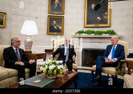 Washington, États-Unis. 25 juin 2021. Le Président Joe Biden, son Excellence Mohammad Ashraf Ghani, Président de la République islamique d'Afghanistan (centre), Et son Excellence M. Abdullah Abdullah Abdullah, Président du Haut Conseil pour la réconciliation nationale de la République islamique d'Afghanistan, font des déclarations à la presse dans le Bureau ovale de la Maison Blanche à Washington, DC, le vendredi 25 juin 2021. (Photo de Pete Marovich pour Pool/Sipa USA) crédit: SIPA USA/Alay Live News Banque D'Images