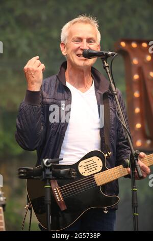 Ballenstedt, Allemagne. 25 juin 2021. 25 juin 2021, Saxe-Anhalt, Ballenstedt: L'artiste solo Dirk Michaelis prend également une scène dans la cour de l'ensemble du château pour sa première exécution depuis le Lockdown. Avec la nouvelle série de concerts 'Schlosstheater Open Air', la culture revient au Harz pour la première fois depuis le Lockdown. C'est la première fois que des événements culturels se déroulent dans les montagnes Harz, en plus de Magdeburg et Halle. Le chanteur Dirk Michaelis a présenté des chansons anciennes et nouvelles bien connues lors de son premier concert après le Lockdown. Les organisateurs du concert Banque D'Images