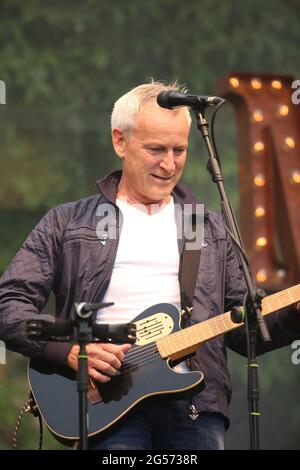 Ballenstedt, Allemagne. 25 juin 2021. 25 juin 2021, Saxe-Anhalt, Ballenstedt: L'artiste solo Dirk Michaelis prend également une scène dans la cour de l'ensemble du château pour sa première exécution depuis le Lockdown. Avec la nouvelle série de concerts 'Schlosstheater Open Air', la culture revient au Harz pour la première fois depuis le Lockdown. C'est la première fois que des événements culturels se déroulent dans les montagnes Harz, en plus de Magdeburg et Halle. Le chanteur Dirk Michaelis a présenté des chansons anciennes et nouvelles bien connues lors de son premier concert après le Lockdown. Les organisateurs du concert Banque D'Images