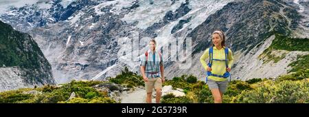 Randonnée pédestre en Nouvelle-Zélande sur le sentier de randonnée Hooker Valley Track. Montagnes nature paysage bannière panoramique. Couple sur l'aventure Banque D'Images