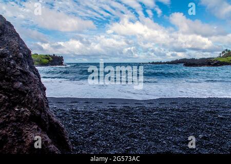 Route de Hana: Parc national Waiʻānapanapa, célèbre pour sa plage de sable noir de lave à quelques kilomètres au nord de Hana dans l'est de Maui. Banque D'Images