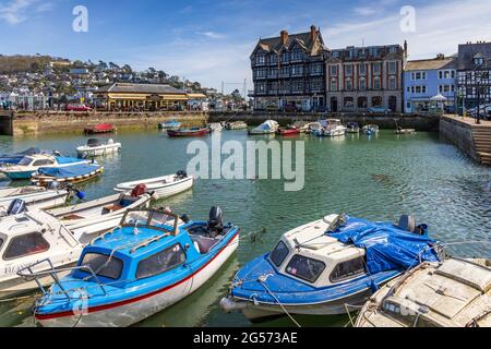 Des bateaux amarrés dans le joli port intérieur de la petite place à Dartmouth, dans le sud du Devon, en Angleterre. Banque D'Images