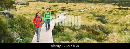 Randonneurs les gens randonnée pédestre sur Hooker Valley Track en été style de vie. Couple sur voyage aventure de vacances. Panorama de bannière. Trampers de Nouvelle-Zélande Banque D'Images