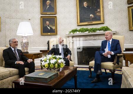 Le Président Joe Biden, son Excellence Mohammad Ashraf Ghani, Président de la République islamique d'Afghanistan (centre), Et S. E. M. Abdullah Abdullah Abdullah, Président du Haut Conseil pour la réconciliation nationale de la République islamique d'Afghanistan, font des déclarations à la presse dans le Bureau ovale de la Maison Blanche à Washington, D.C., le vendredi 25 juin 2021. (Photo de Pete Marovich pour le New York Times) Banque D'Images