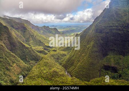 Vue aérienne de Kauai, Hawaï, connue sous le nom de Garden Island, et sa végétation luxuriante près du pic de Kawaikini, en regardant vers le nord vers la vallée Banque D'Images