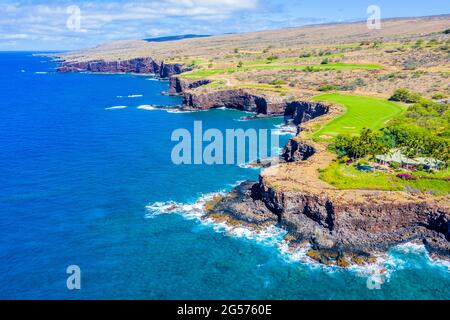 Vue aérienne de Lanai, Hawaï en regardant à l'ouest sur la falaise rocheuse bordant l'océan Pacifique Banque D'Images