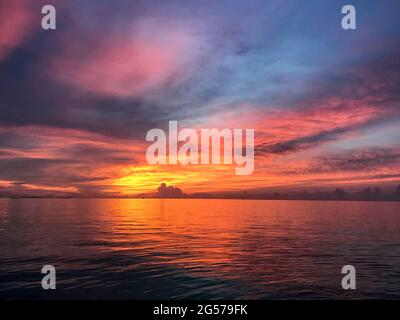 Coucher de soleil sur la plage, Atoll du sud d'Ari, Maldives Banque D'Images