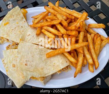 Quesadilla de poulet de style mexicain avec frites. Banque D'Images