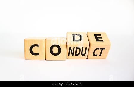 Symbole du code de conduite. A tourné le cube en bois et a changé le mot code pour conduire. Magnifique fond blanc. Concept d'entreprise et de code de conduite. Banque D'Images