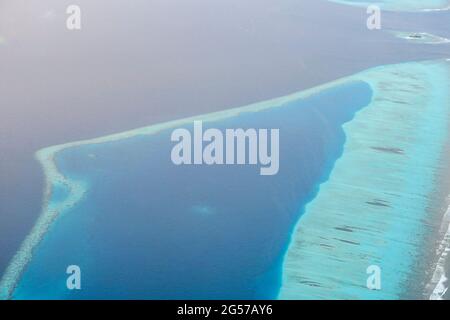 Vue aérienne des îles dans l'atoll d'Ari Sud, Maldives Banque D'Images