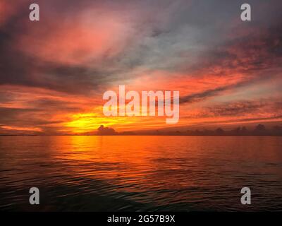 Coucher de soleil sur la plage, Atoll du sud d'Ari, Maldives Banque D'Images