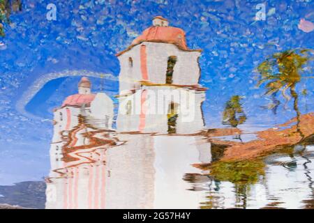 La mission de Santa Barbara se reflète dans l'eau; Santa Barbara, Californie, États-Unis Banque D'Images