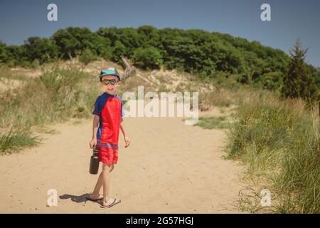 Garçon randonnée le long de la piste de succession de dunes dans le parc national d'Indiana Dunes. Banque D'Images