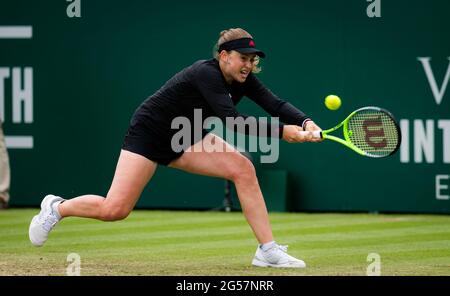 Eastbourne, Royaume-Uni. 25 juin 2021. Jelena Ostapenko de Lettonie en action contre Elena Rybakina du Kazakhstan lors de sa demi-finale au tournoi de tennis international Viking WTA 500 2021 le 25 juin 2021 au Devonshire Park tennis à Eastbourne, Angleterre - photo Rob Prange / Espagne DPPI / DPPI / LiveMedia crédit: Agence photo indépendante/Alamy Live News Banque D'Images