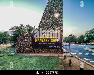 Porte d'entrée du parc national de Pilanesberg une grande réserve naturelle sans paludisme en Afrique du Sud Banque D'Images