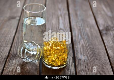 Acide gras oméga-3. Huile de foie de morue sous forme de capsules de gélatine jaune. Vitamines pour la santé et la longévité. Banque D'Images