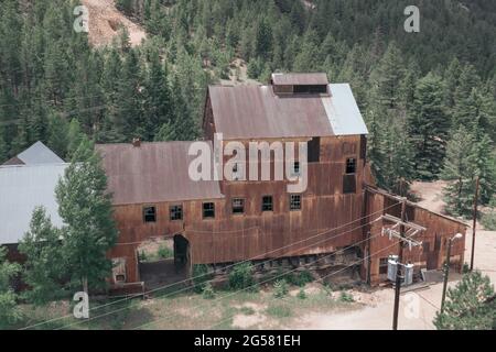 Les bâtiments abandonnés de la mine de cuivre près d'Idaho Springs, Colorado, États-Unis Banque D'Images