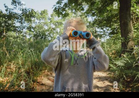 Randonnée et observation des oiseaux sur un sentier avec des jumelles au parc national d'Indiana Dunes. Banque D'Images