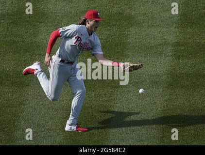 Queens, États-Unis. 25 juin 2021. Philadelphia Phillies Alec Bohm fait une erreur sur une pop-up infield dans le 5ème repas contre les mets de New York à Citi Field le vendredi 25 juin 2021 à New York City. Photo de John Angelillo/UPI crédit: UPI/Alay Live News Banque D'Images