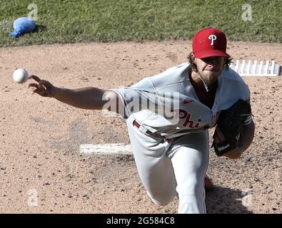 Queens, États-Unis. 25 juin 2021. Philadelphie Phillies départ lanceur Aaron Nola lance un terrain dans le 4ème repas contre les mets de New York à Citi Field le vendredi 25 juin 2021 à New York. Photo de John Angelillo/UPI crédit: UPI/Alay Live News Banque D'Images